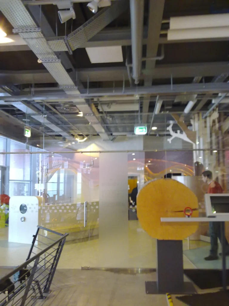 Interaktywne stanowisko z głośnikiem kierunkowym – systemy nagłośnienia Centrum Nauki Kopernik Warszawa