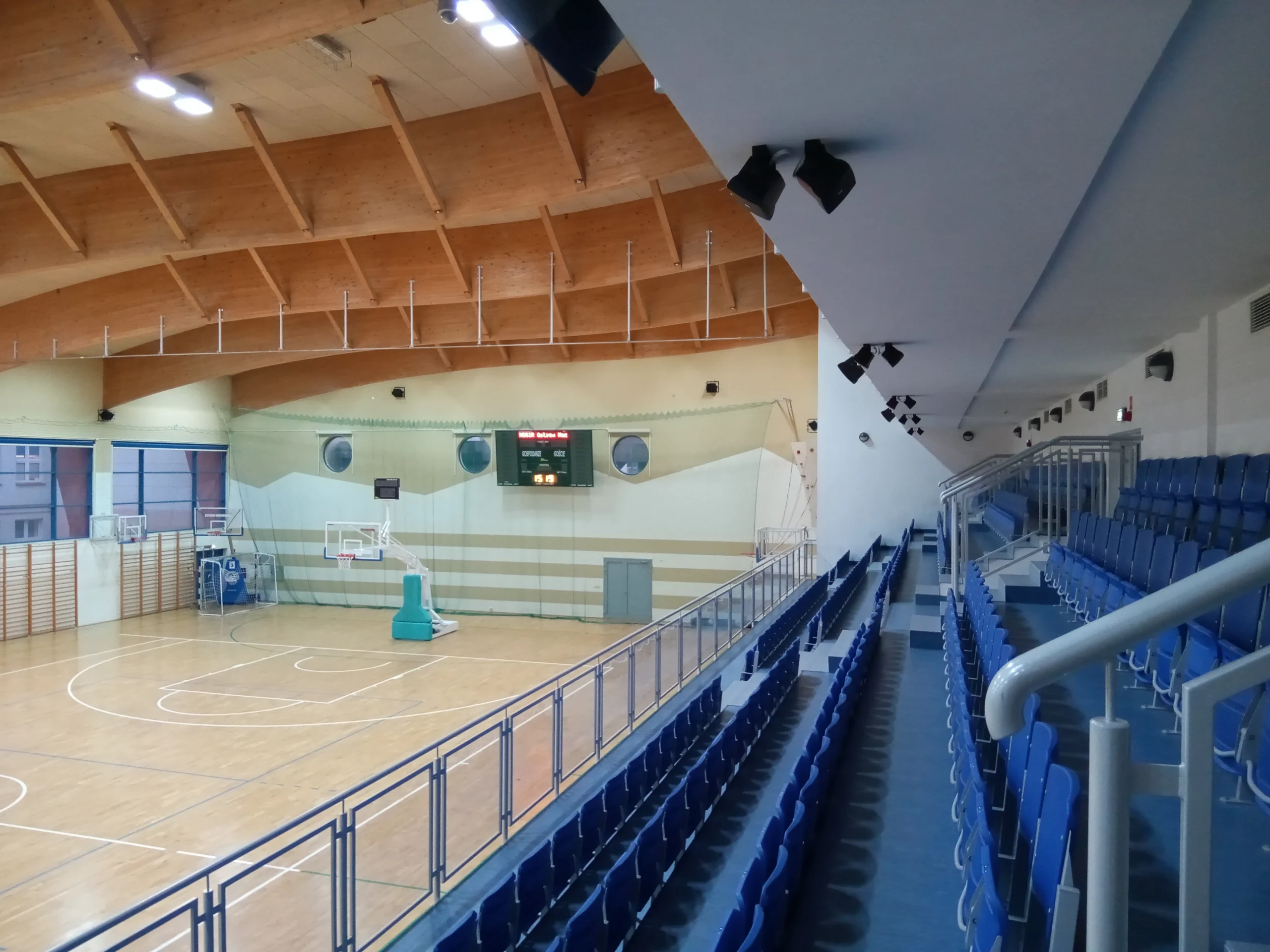 Nagłośnienie obiektów sportowych i hal gimnastycznych – profesjonalne systemy nagłośnieniowe Tonex