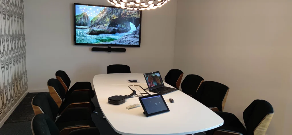 System nagłośnienia sali konferencyjnej i sterowanie AV w biurze – Tonex dla biznesu